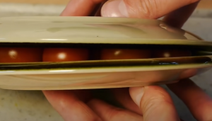 Mies laittaa kirsikkatomaatit kahden lautasen väliin – tämä vinkki on kerrassaan mullistava tomaatit_lautasten_valissa