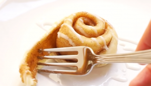 Nainen laittaa palan taikinaa mikroon – tämä jälkkäri kypsyy vain minuutissa Sieppaa