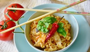 Nappaa talteen uskomattoman nopea ja maistuva kana-nuudelisalaatin resepti! noodles-3557592_1920