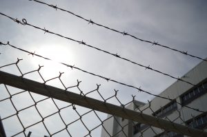 Kongressiin tunkeutunut sarvipää näkee nälkää vankilassa! barbed-wire-960248_1920