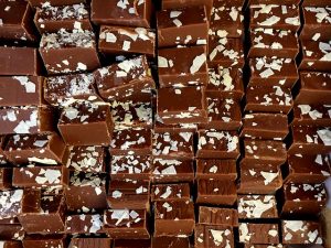 Mämmi taipuu myös pieniksi herkkuneliöiksi – Fudgea mämmistä uskomatonta artisan-2923232_640