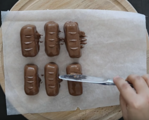 Nainen käyttää kolme raaka-ainetta ja valmistaa itse Bounty patukoita – helppous yllättää Sieppaa