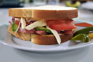 Hulvaton video kiertää somessa – insinöörit tuunasivat leipäkoneen bread-3277473_1920