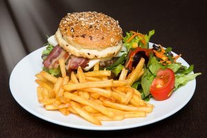 Kesän herkullisin burgeri syntyy yllättävästä ainesosasta hamburger-1414423_640