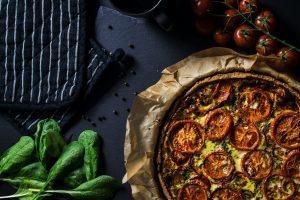 Pesto-tomaattipiirakka on toimiva suolainen tarjottava äitienpäiväbrunssille pexels-lumn-604969