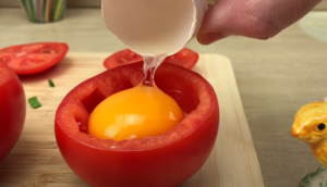 Laita kananmuna tomaatin sisälle – hämmästyttävä aamiainen on valmis! tomaattikananmunat