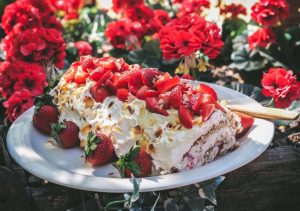 Marenkinen britakääretorttu mansikka-raparperi-mascarponetäytteellä Thumbnail for 176231