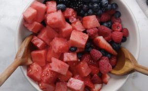 Mehukas kesäinen herkku syntyy melonista ja marjoista hedelmasalaatti