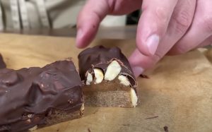 Terveellinen Snickers-patukka valmistuu 10 minuutissa – ei lisättyä sokeria Sokeriton snickers
