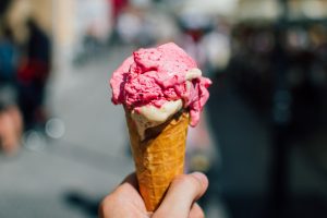 Nyt himoitaan jäätelöä, jota on todella vaikea valmistaa ice-cream-926426_1920