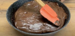 Suklaakakku 10 minuutissa – Paistinpannulla! suklaakakku paistinpannussa