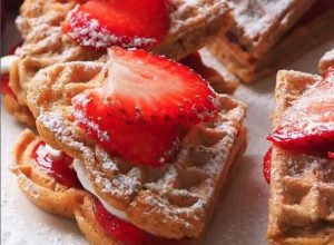 Lisää vohvelitaikinaan kahta maustetta – Lopputulos hurmaa! Laskiaisvohvelit