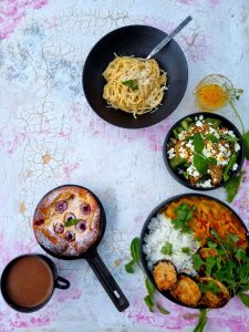 KASVISRUOKAVINKKEJÄ: Dukkah-päärynäsalaatti, munakoiso-Katsucurry, Cacio e pepe ja Clafoutis Thumbnail for 176205