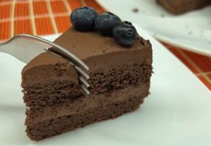 Sokeriton suklaakakku