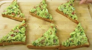 Parhaat avokado-toastit syntyvät yksinkertaisista raaka-aineista Avokadoleipa