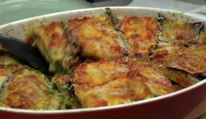 Herkullinen kasvislasagne valmistetaan munakoisosta – edullista ja terveellistä ruokaa Munakoisolasagne