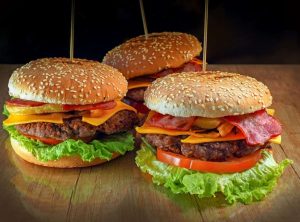 Kesäinen hampurilaisbaari omasta grillistä burger-gb27636cc0_1280