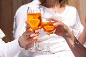Sangria saa uutta twistiä raparperista – tässä on kesäjuoma parhaimmillaan glasses-g863516b22_1280