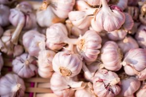 Oletko sinäkin aina leikannut valkosipulia väärin? – Katso miten se kuuluu tehdä team-voyas-vIiye0QDryo-unsplash