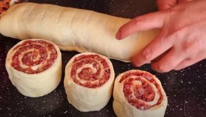 Kääri jauhelihatäyte taikinan sisälle – lihapasteijarullat vievät kielen mennessään lihapiirakkarullat