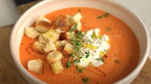 Valmista keitto, joka on oikea laihduttajan unelma – syö niin paljon kuin jaksat tomaattikeitto