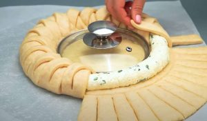 Valmista näyttävä suolainen piiras isänpäivän aamiaiselle suolainen kranssi