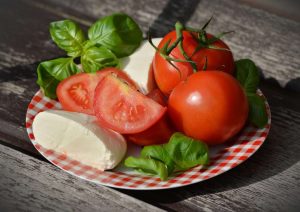 MasterChef voittajan tomaatti-mozzarellapiirakka on parasta suolaista piirakkaa, jota olet maistanut tomatoes-g6f79107f5_1280