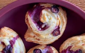 Mustikka-tuorejuustorullat