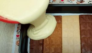 Aseta suklaalevyt vuoan pohjalle ja kaada taikina päälle – katso herkullinen lopputulos! suklaakakku