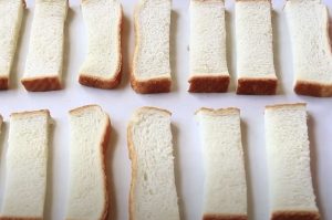 Leikkaa paahtoleipä ohuiksi viipaleiksi – Lopputuloksena suolaista ja makeaa naposteltavaa leipätikut