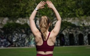 Parempi ryhti vain yhdellä täsmäliikkeellä – ota liike haltuun ja kohota ryhtiäsi muscles-g7afe545cd_1280