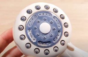 Kuinka puhdistaa kalkkeutunut suihkupää? – Ota näppärä niksi talteen! suihkupaan puhdistus