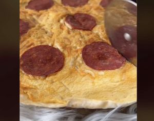 Testaa munakkaan, pizzan ja tortillan yhdistelmää – TikTok hitti ei petä tälläkään kertaa pizzamunakas