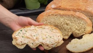 Tuore itse leivottu leipä ja brie-juustolevite ovat täydellinen yhdistelmä tuoreleipa ja brie