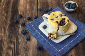 Mustikkapiirakka mukissa – Valmis herkku valmistuu parissa minuutissa mustikkamukikakku