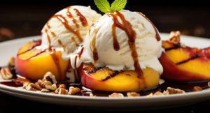 Grillaa jälkiruoaksi hedelmiä ja tarjoile jäätelön kanssa grillatut hedelmat