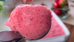 mansikkajäätelö