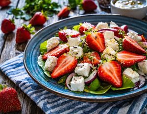 mansikka-feta-salaatti