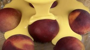 Kaada taikina persikoiden päälle – yllätyt lopputuloksesta persikkapiirakka