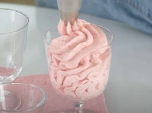 Kermainen mansikkajälkkäri 5 minuutissa – Sulaa suussa mansikkakerma