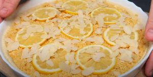 Keväinen ja raikas sirtuunapiirakka valmistuu hetkessä sitruunapiiras