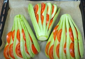 kesäkurpitsa ja tomaatti