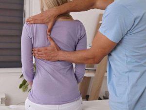 4 helppoa kikkaa, joilla parannat ryhtiäsi – fysioterapeutin vinkit arkeen ryhti