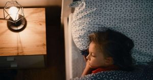 nukkuminen-valot-paalla