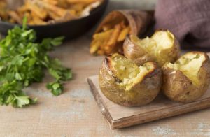 Kokeile jotain uutta: uuniperunat cashew-tahnalla uuniperunat