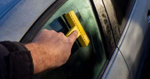 huurteinen-auton-ikkuna