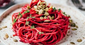 Soseutettu punajuuri teki tästä juustopastasta sekä kauniin että maukkaan punajuuripasta