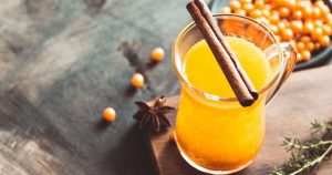 Mummo opetti meitä jo pienestä pitäen juomaan tätä vitamiinirikasta mehua tyrnimehu