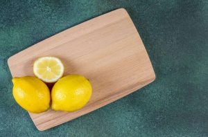 sitruuna ja leikkuulauta