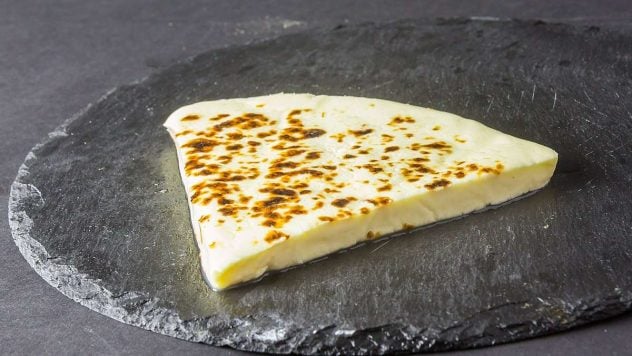 1200px-Leipäjuusto-3484
